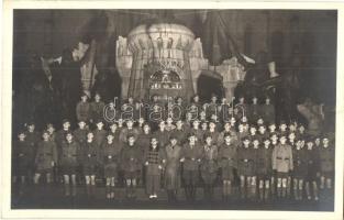 1940 Kolozsvár, Cluj; Honvédcserkész Őrvezetők Kiképző Kerete (HÖKK) tábor cserkészekkel a Mátyás király szobor előtt. csoportkép / scouts group photo