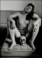 cca 1996 Menesdorfer Lajos (1941-2005) budapesti fotóművész hagyatékából, 2 db vintage fénykép, az e...