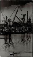 1976 Újpesti hajógyár, jelzés nélküli vintage fotó, kasírozva, 39x23 cm