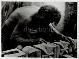 cca 1968 Oszlopok, Kalocsai Rudolf (?-?) budapesti fotóriporter és fotóművész hagyatékából 2 db vint...