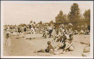 cca 1930 Fürdőzők a strandon, fotólap, 9x14 cm