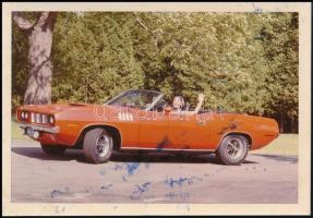 cca 1971 Szász Lula (Szász Endre felesége) fotója, Los Angelesben Plymouth Barracuda autójukkal, hátoldalán feliratozva és aláírva, 9x13 cm