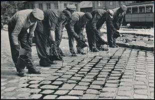 cca 1950-1960 Budapest, Útjavító munkások, fotó, 9x14 cm