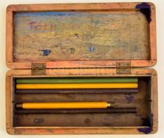 Festett fa tolltartó, benne ceruzákkal, kopott, 22×9,5×3 cm