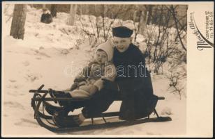 cca 1930-1940 Bp., Gyerekek szánkóval, fotólap, 8,5x13 cm