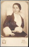 cca 1930 Bp., Szemüveges hölgy portréja, fotólap Szentes műterméből, 13,5x8 cm