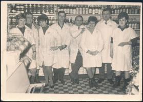 1962 KÖZÉRT dolgozók az üzletben, 9x13 cm