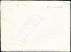 cca 1960-1970 Fotós hölgyek, Hámori Gyuláné pecséttel jelzett fotója, felületén törésnyomokkal, 12x1...