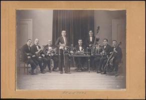 1916 Arad, Nyolctagú zenekar, Steinitzer Dezső műterméből, kartonra kasírozva, hidegpecséttel jelzett, 16x22,5 cm
