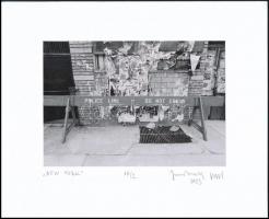 1983 Jankovszky György(1946-): New York 10/2, utcakép, feliratozva, aláírt, pecséttel jelzett, kartonra kasírozva, 12x17,5 cm