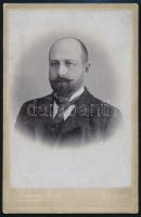 cca 1900 Péchy Gáspár (1871-1929) (?) főszolgabíró portréja, keményhátú fotó Kemény Jenő kassai műterméből, hátulján feliratozva, 16,5×11 cm