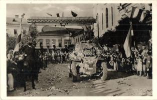 1940 Marosvásárhely, Targu Mures; bevonulás, tank katonával / entry of the Hungarian troops, tank with soldier + 1940 Marosvásárhely visszatért So. Stpl. (EK)