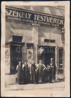 1910 Szatmárnémeti, Székely Testvérek szíjgyártó, nyerges és bőröndös üzlete, dolgozók csoportképe az üzlet előtt, későbbi előhívás, 19x14 cm / Satu Mare, shop with workers, photo, 19x14 cm
