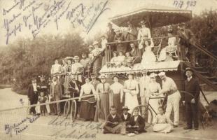 1903 Bjelina, tenisz mérkőzés résztvevőinek a csoportképe a pálya szélénél / group photo of a tennis match (EK)