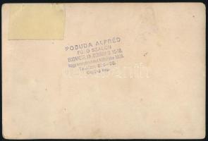 cca 1930 Budapest, Vöröskereszt adománygyűjtés, csoportkép, rendőrrel, Pobuda Alfréd Foto Szalon, há...