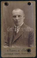 cca 1920 Férfi műtermi portréja, Kántor és Lukács marosvásárhelyi műterméből, hátoldalán a műterem k...