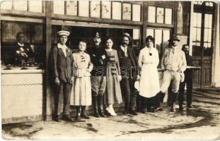 1921 Muzsla, Muzla; vasútállomás kantinja, csoportkép / canteen of the railway station, group photo