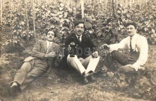 ~1920 Borozó társaság Hegyalján a szőlők között / Hungarian men drinking wine in a vineyard. photo (fl)