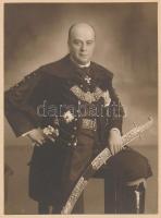 cca 1930 Díszmagyarba öltözött azonosítatlan férfi műtermi fotója, kitüntetésekkel, Lobenwein K. Sopron műterméből, kartonra ragasztva, 14x10,5 cm