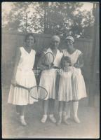 1927-1929 Bp., Életképek az FTC teniszpályáról, 2 db fotó, hátoldalon feliratozva, 17,5x13 cm