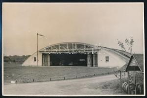 1942 A Horthy Miklós Nemzeti Repülő Alap hangára a debreceni repülőtéren, Burg József fotószalonjának pecséttel jelzett fotója, 17x11 cm