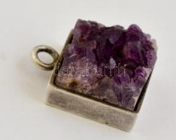 Ezüst(Ag) medál ametiszt kővel, jelzett, 1,5x1,5 cm, bruttó: 8,2 g