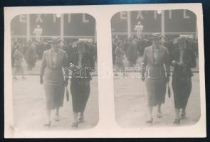 cca 1930-1940 Bp., Hölgyek a Budapesti Nemzetközi Vásáron, pecséttel jelzett fotó Diskay műterméből, 8x12 cm