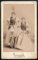 cca 1890-1900 Nagyvárad, Lányok műtermi portréja, keményhátú fotó Lojanek János műterméből, 11x6,5 c...