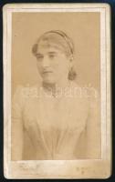 cca 1880-1900 Gyula, Hölgy műtermi portréja Fái János fényképészeti műterméből, keményhátú fotó, 10,...