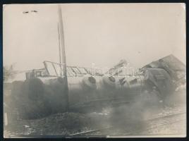 1914 Meluni vasúti katasztrófa mozdonya, korabeli sajtófotó hozzátűzött szöveggel, 12x16 cm / Melun, railway accident, press photo, 12x16 cm