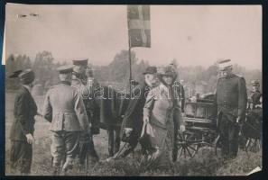 1914 I. Vilma holland királynő hadgyakorlaton, Le Meester tábornok, korabeli sajtófotó hozzátűzött szöveggel, 12x16 cm / Wilhelmina of the Netherlands at military exercise, press photo, 12x16 cm