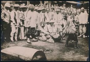 1913 Nyilvános kivégzés Kínában, korabeli sajtófotó hozzátűzött szöveggel, 12x16 cm / China, public execution, press photo, 12x16 cm