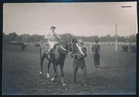 1914 Bécs, Szemere Miklós lova, Confusionárius győzött Vargával a nyeregben, korabeli sajtófotó hozzátűzött szöveggel, 12x16 cm