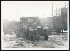 cca 1930-1940 Gy.S.E.V. teherautói garázsban, szertár udvarán, 2 db későbbi előhívás, 13x18 cm