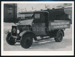 cca 1930-1940 Mosonmagyaróvár, Az M. Kir. Tejgazdasági Kísérleti Állomás Tejüzemének teherautója, Rába AF típusú jármű, későbbi előhívás, 9x12 cm