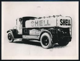 cca 1930-1940 Shell üzemanyagszállító teherautó, utólagos előhívás, 9x12 cm