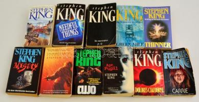 11 db Stephen King regény, angol nyelven, néhány borítója gyűrött, köztük: The Shawshank Redemption, Carrie, Cujo, Misery, stb. / 11 Stephen King novel, in English, mixed condition