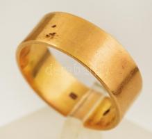 14 K széles arany karikagyűrű, belül 1912-es gravírozással 8,36 g, 67-es méret / 14 C gold ring 8,36 g size: 67