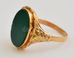 Smaragd vagy krizopráz köves régi arany pecsétgyűrű kis lepattanással. 14K jelzett, mesterjeggyel / Vintage emerald and 14 C gold seal ring size: 51; 4,7g