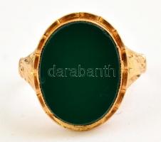 Smaragd vagy krizopráz köves régi arany pecsétgyűrű kis lepattanással. 14K jelzett, mesterjeggyel / ...