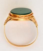 Smaragd vagy krizopráz köves régi arany pecsétgyűrű kis lepattanással. 14K jelzett, mesterjeggyel / ...