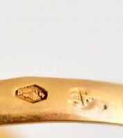 Smaragd vagy krizopráz köves régi arany pecsétgyűrű kis lepattanással. 14K jelzett, mesterjeggyel / ...