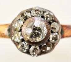 14 K jelzett, mesterjegyes arany gyűrű kissé sérült kövekkel méret: 52; 3,14g / Hallmarked 14 C gold...