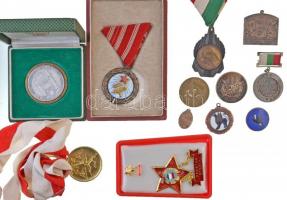 12db-os vegyes magyar és külföldi numizmatikai tétel, közte jelvények, kitüntetések és érmek T:vegyes