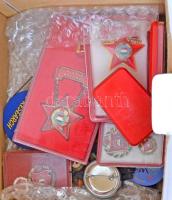 Kis doboznyi vegyes jelvény, kitűző és kitüntetés tétel, főleg a szocializmus időszakából T:vegyes