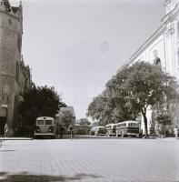 cca 1959 Kecskeméti autóbusz közlekedés, Medgyesi László (?-?) kecskeméti fotóművész felvételei, 3 db vintage negatív, 6x6 cm