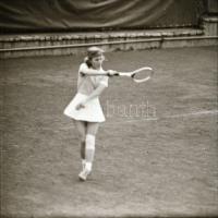 1985 Menesdorfer Lajos (1941-2005) budapesti fotóművész felvétel sorozata egy teniszező hölgyről, 13 db vintage negatív, 6x6 cm