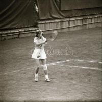 1985 Menesdorfer Lajos (1941-2005) budapesti fotóművész felvétel sorozata egy teniszező hölgyről, 13...