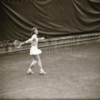 1985 Menesdorfer Lajos (1941-2005) budapesti fotóművész felvétel sorozata egy teniszező hölgyről, 13...