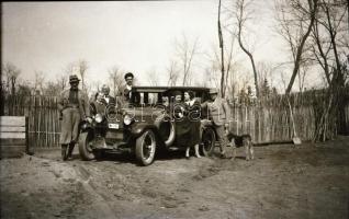 Régi autók eltérő korokból és különféle helyszíneken, 10 db szabadon felhasználható vintage negatív,...